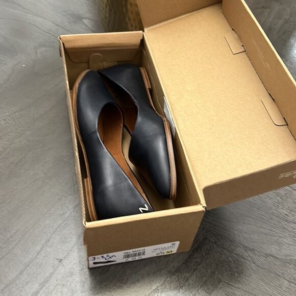 ZODIAC Women's Hill Pointed Toe Flats - Picture 2 of 12